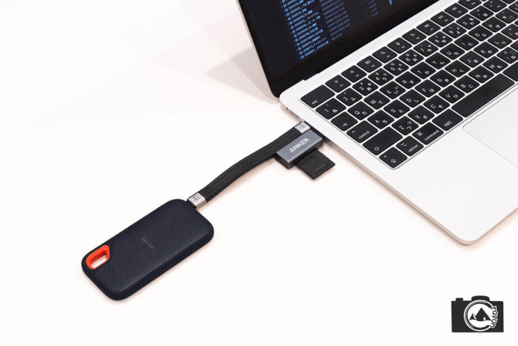 SDカードからSSDにデータをコピーしているイメージ