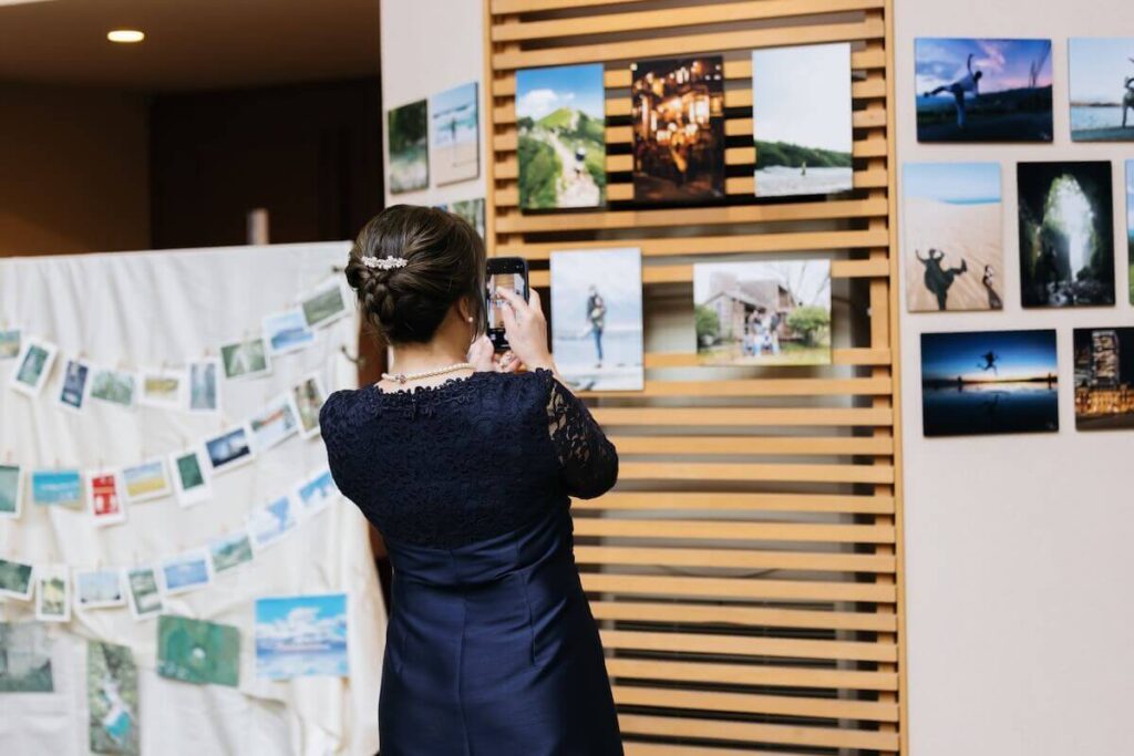 展示ブースを撮影するゲスト