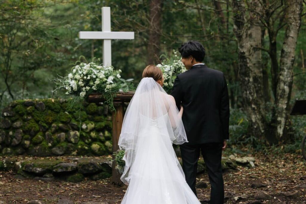 森の礼拝所に立つ妻と僕