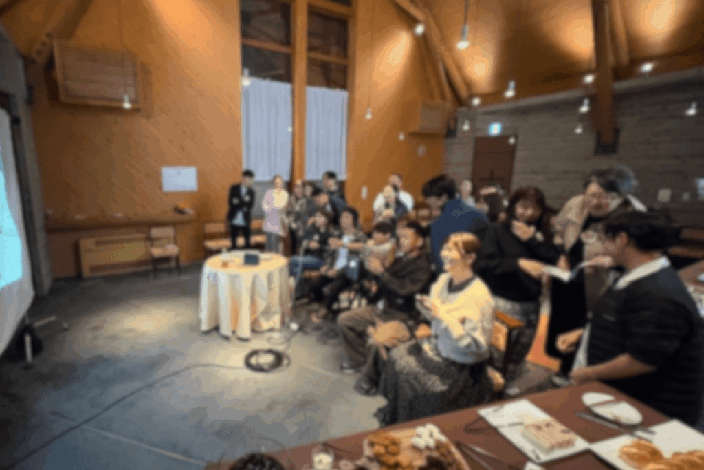 フォトコンテストの写真を見ながら談笑するゲストたち