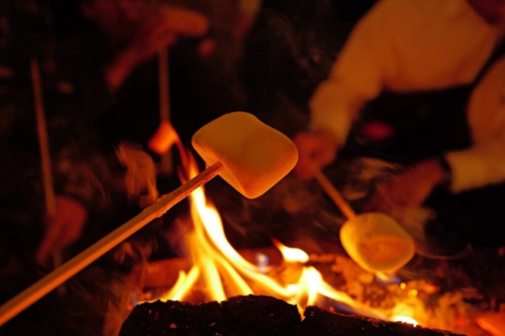 2次会のキャンプファイヤーで焼いているマシュマロ