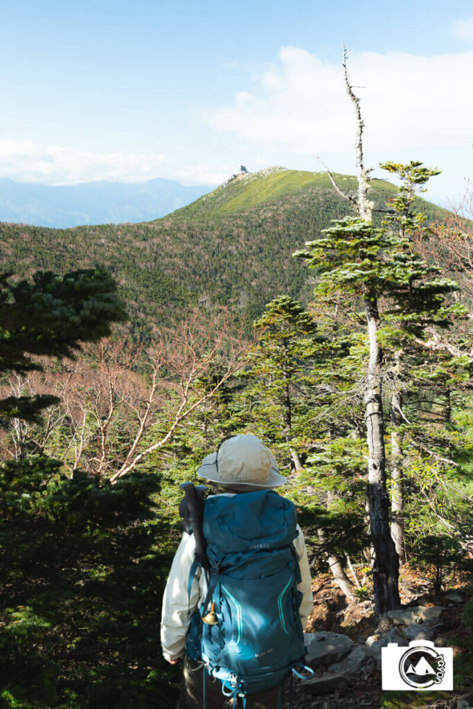 金峰山山頂を見据える妻