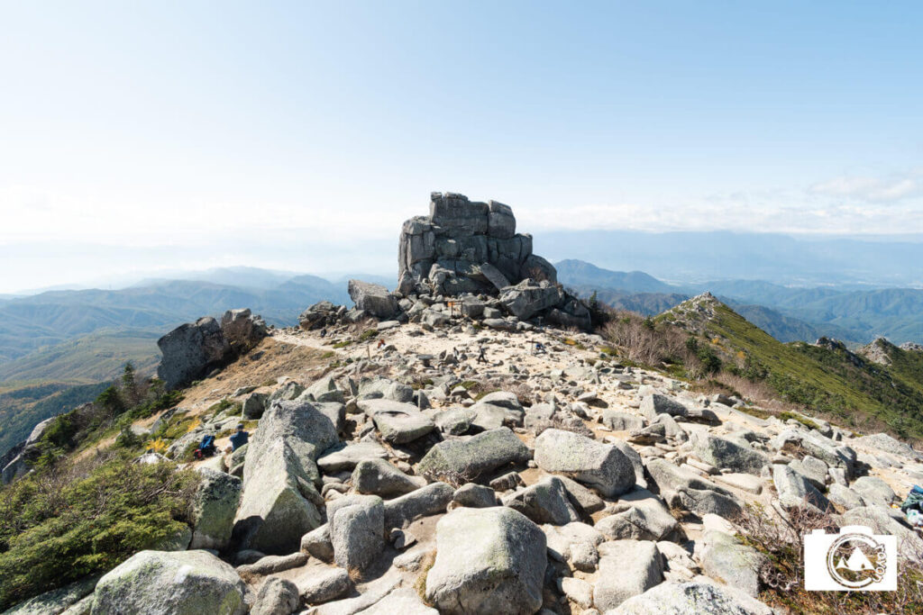 金峰山山頂の五丈岩と背景に広がる甲府盆地