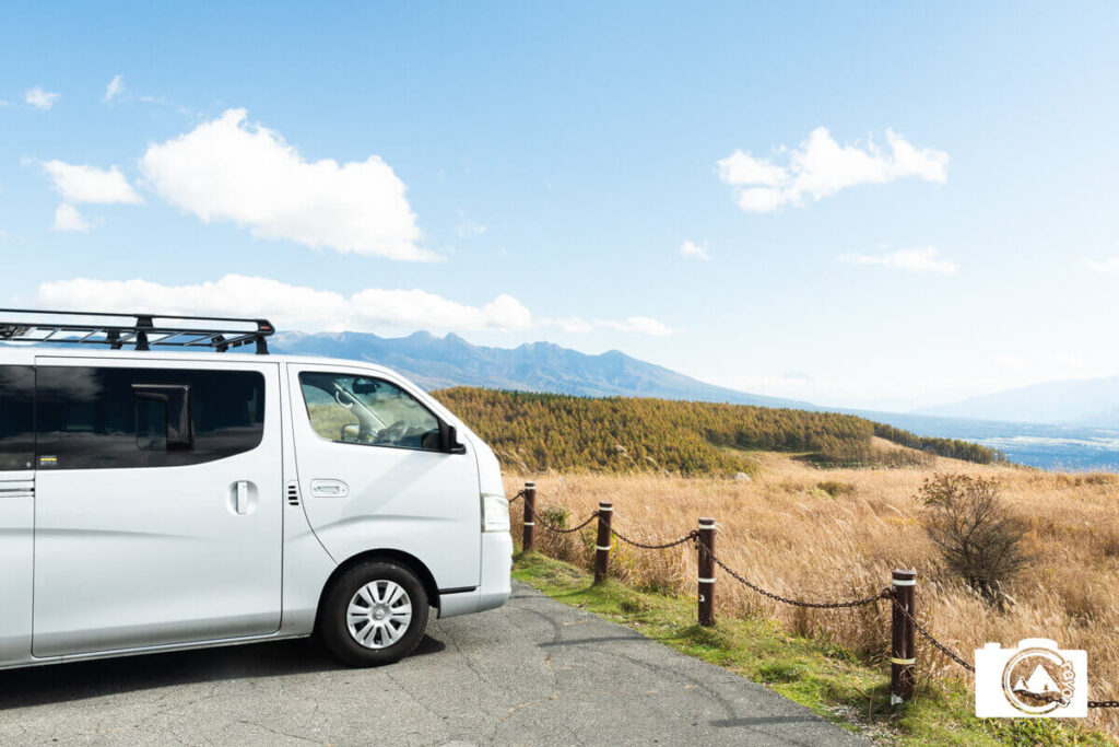 すすきの草原の前に停めた愛車
