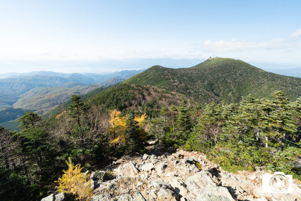 朝日岳山頂付近から見る金峰山