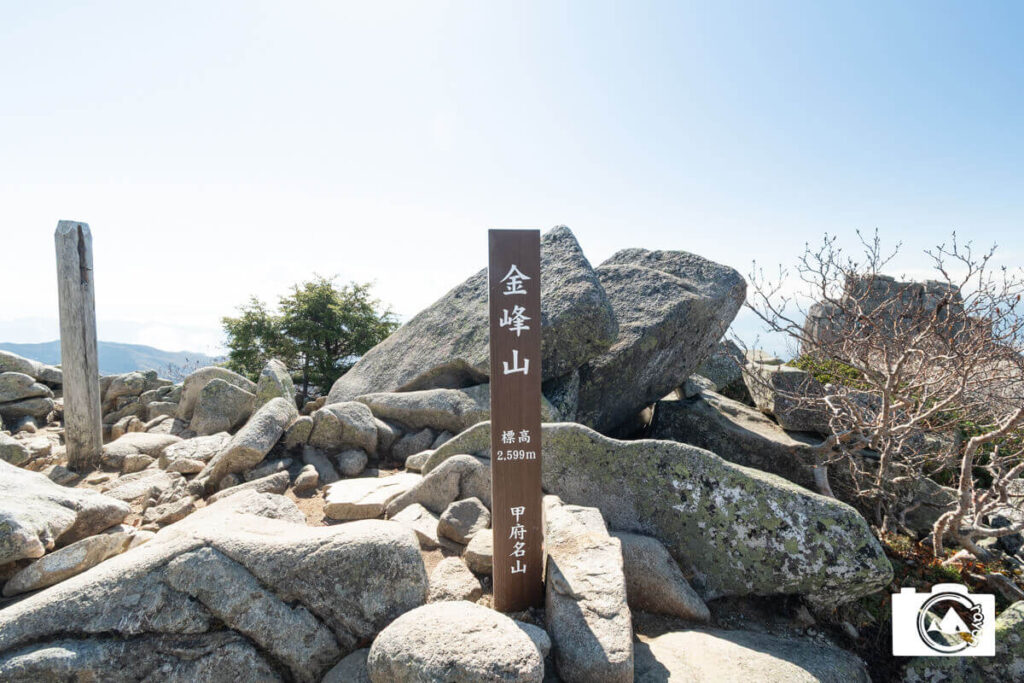 金峰山の山頂を示す標識