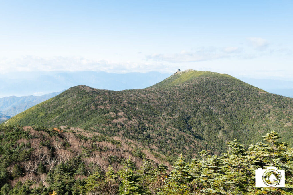 朝日岳から見る金峰山山頂と五丈岩