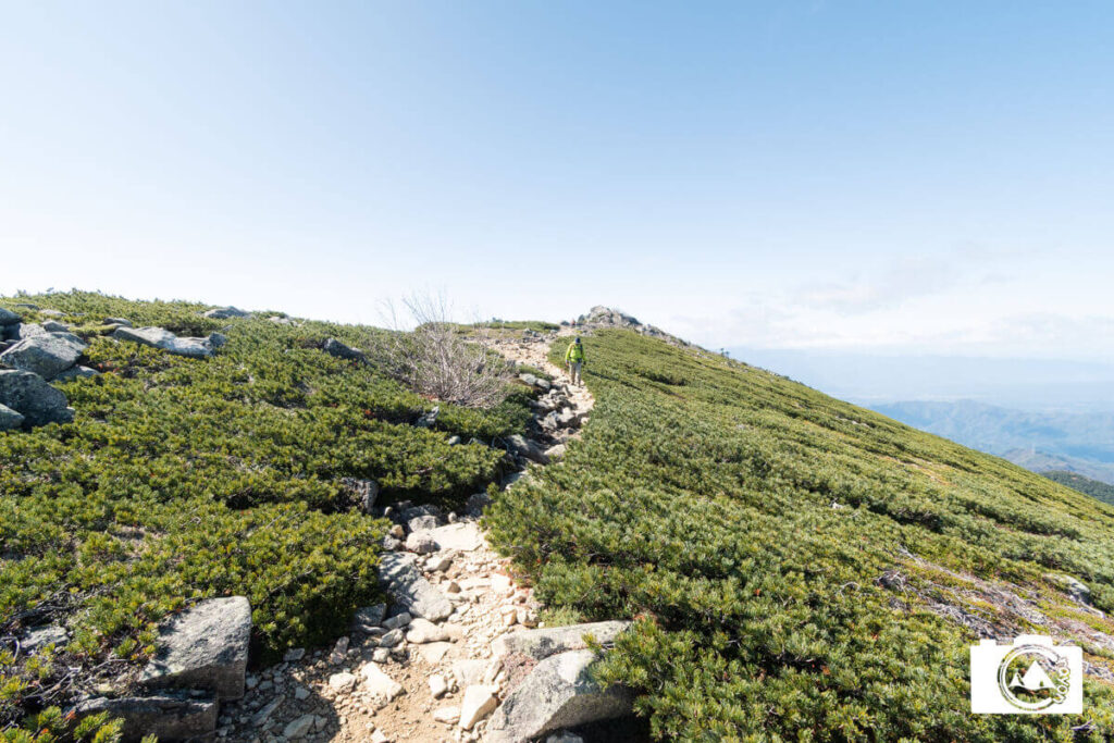 金峰山山頂へと続く稜線