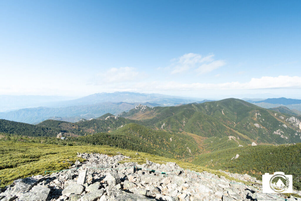 金峰山の山頂手前から一望できる周囲の山々