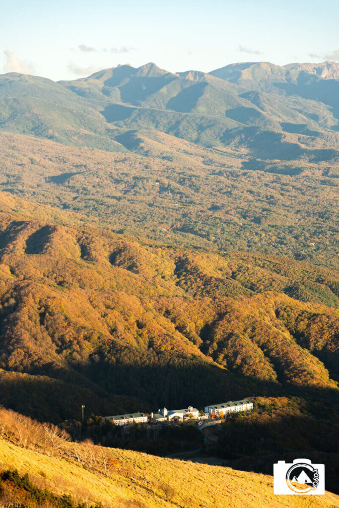 夕陽で真っ赤に照らされた紅葉の山並み
